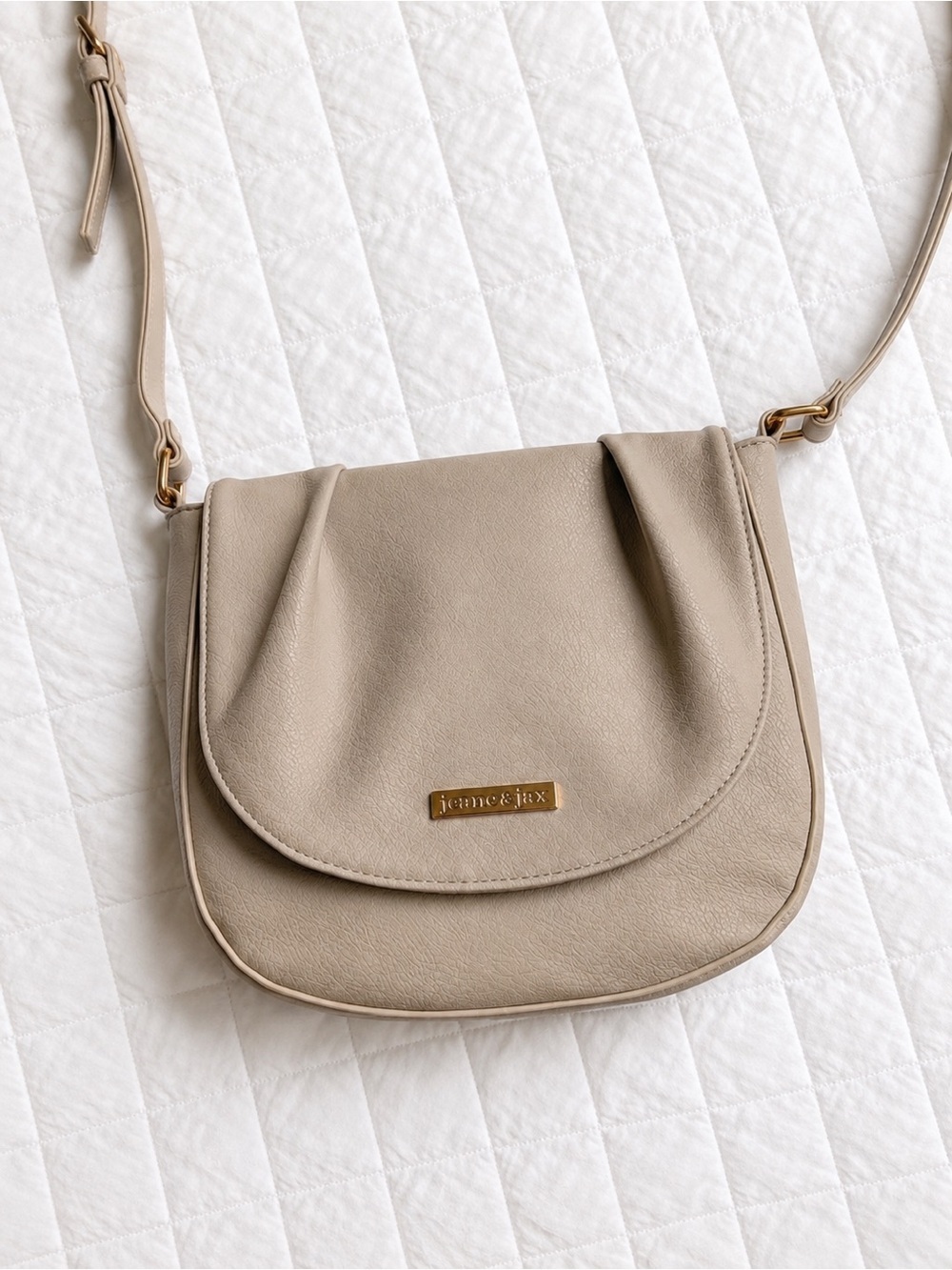 Jeane & Jax Ivory Vegan Leather Saddle Crossbody Bag Flap Snap Adjustable Strap​